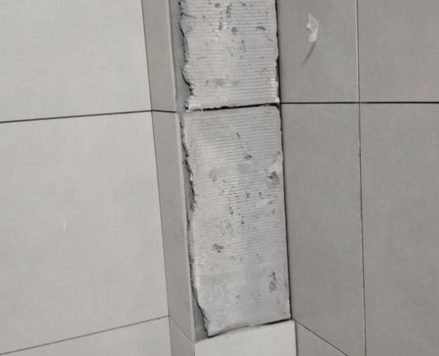 徐汇瓷砖空鼓维修公司分享下瓷砖施工前基层浇水润湿程度不足，可能导致以下问题